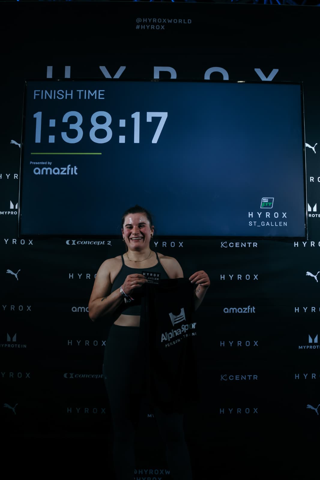 Katja Egli im Ziel mit dem Alpha-Sports-Shirt